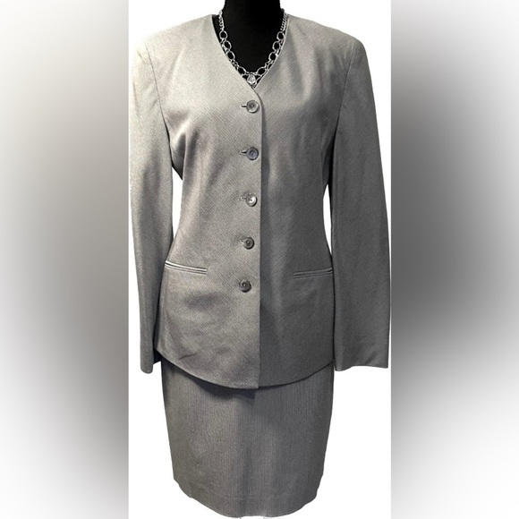 Vintage Yansi Fugel 2-piece suit, classy, front button closure. Size 6 - Picture 2 of 10